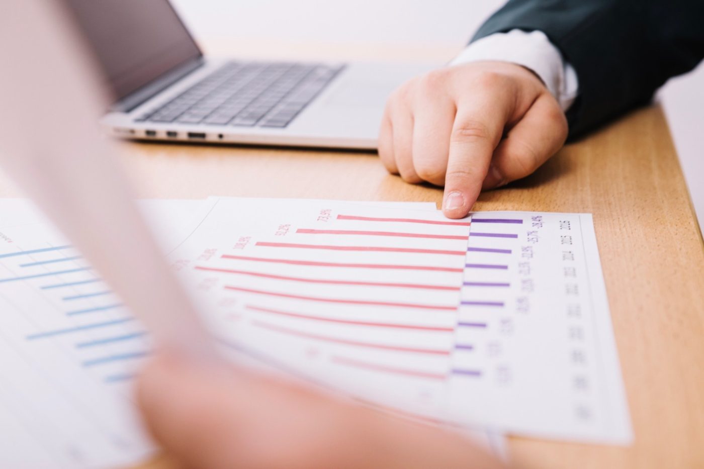 pessoa que trabalha no rh analisando a sinistralidade