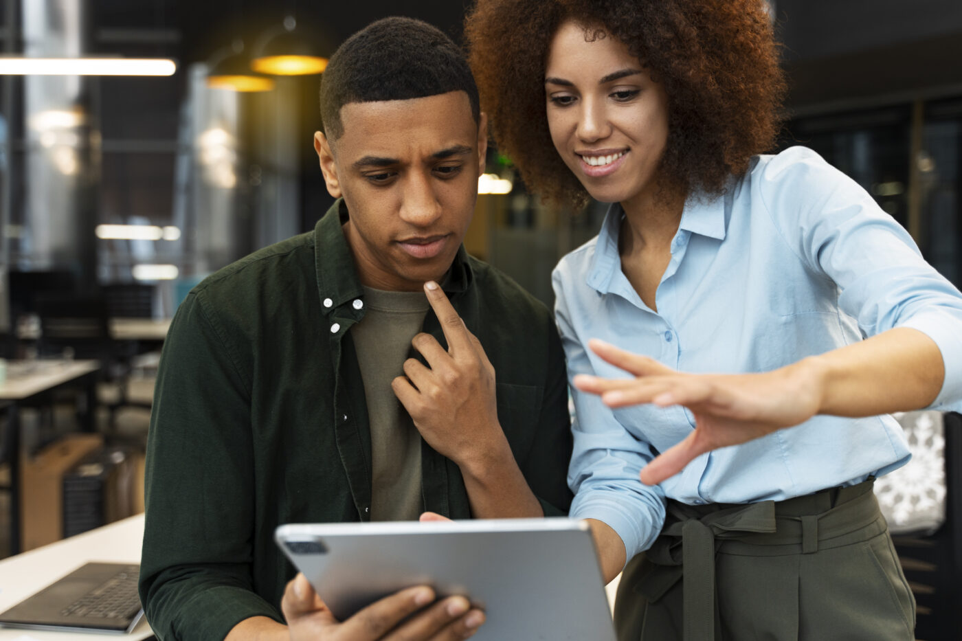 Pessoas no setor de recursos humanos analisando dados