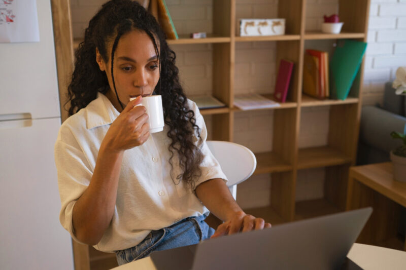 Mulher trabalhando em ambiente de trabalho remoto